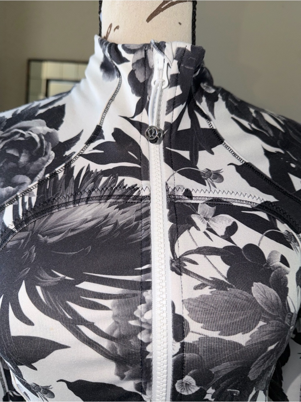 Lululemon Brisk Bloom Jacket SZ 2 - Picture 9 of 13